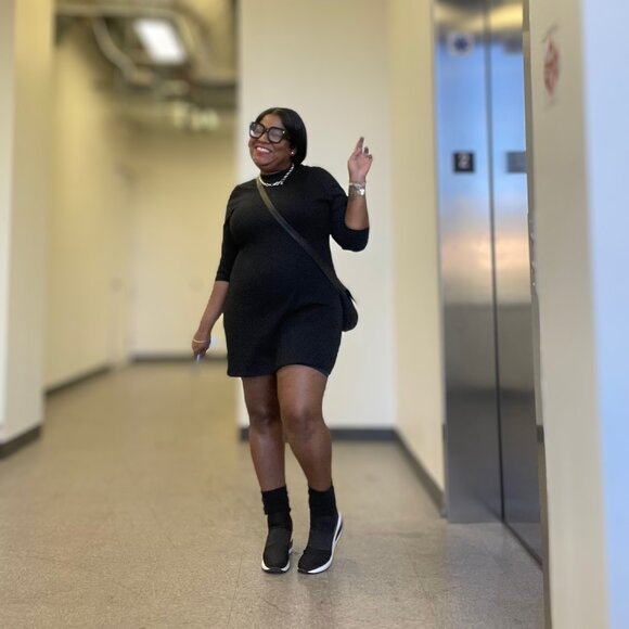 Meet your Posher, Ebonie - Picture 3 of 4